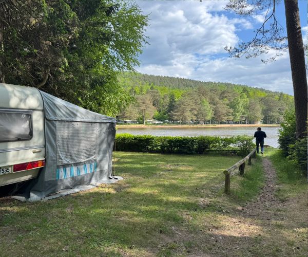 Camping Hanau Plage, emplacement bord d'étang dans les Vosges du Nord