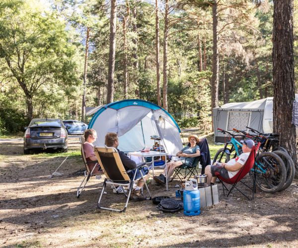 Camping Hanau Plage, emplacement bord d'étang dans les Vosges du Nord